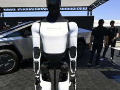 Маск прагне створити "величезну армію" роботів Optimus