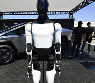 Маск прагне створити "величезну армію" роботів Optimus