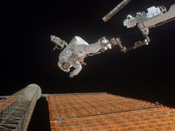 Астронавты установили на МКС новую солнечную панель, - NASA