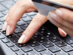 Вчителька через інтернет виманювала у людей гроші