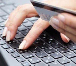 Вчителька через інтернет виманювала у людей гроші