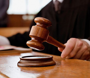 Николаевец в суде требует запретить проверку COVID-сертификатов и выплатить ему миллион