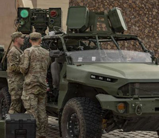 США показали бойовий лазер AMP-HEL на легкій машині: що відомо про нову зброю проти дронів