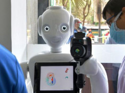 В больницах Индии роботы помогают врачам ухаживать за больными коронавирусом