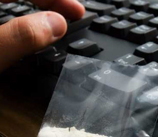 На Прикарпатті судитимуть групу осіб, які продавали наркотики через інтернет