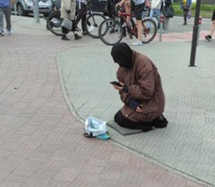 У Чернівцях у жінки, яка просила милостиню посеред вулиці, помітили iPhone