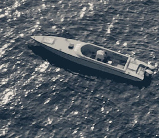 У Червоному морі цивільне судно оточили понад 10 підозрілих човнів