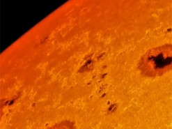 Гигантское солнечное пятно удвоилось в размере всего за ночь