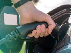 Ефективніші й безпечніші: з каучуку створили нові батареї для електромобілів