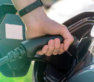 Ефективніші й безпечніші: з каучуку створили нові батареї для електромобілів