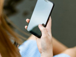 Жодних вологих серветок. Як правильно чистити екран смартфона