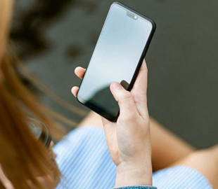 Жодних вологих серветок. Як правильно чистити екран смартфона