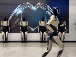 Маск показав, чому навчився його гуманоїдний робот Optimus за останні 2,5 роки