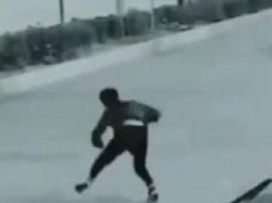 Китаец случайно сел на шпагат, засмотревшись в телефон