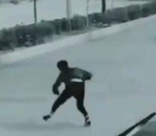 Китаец случайно сел на шпагат, засмотревшись в телефон