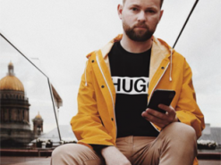 "Мы "сдались" пограничнику в аэропорту Цюриха": бежавший из РФ блогер дал интервью DW