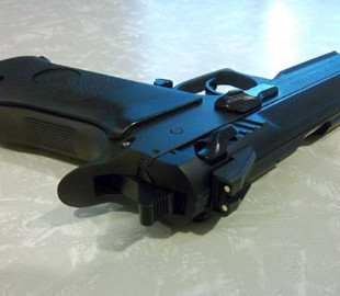 В Естонії хочуть відібрати у росіян зброю