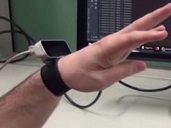 Инженеры создали браслет, который распознает жесты пальцев