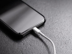 Експерти назвали найнебезпечнішу звичку при зарядці смартфона