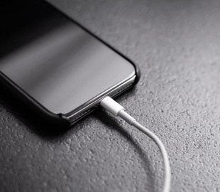 Експерти назвали найнебезпечнішу звичку при зарядці смартфона