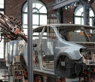Німецький автопром попередив про нову хвилю скорочень через електромобілі