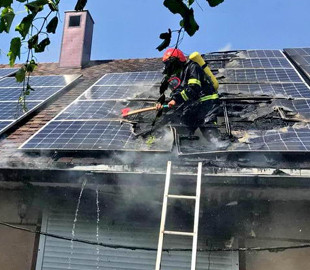 Под Одессой на крыше дома загорелись солнечные батареи