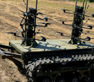 В Україні створили наземний робот-дрононосець «Каракурт» для шести БПЛА