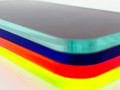 Розробники створили прозорий антисмартфон. Він має "лікувати" цифрову залежність