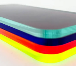 Розробники створили прозорий антисмартфон. Він має "лікувати" цифрову залежність