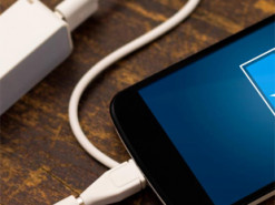 Чи можна залишати смартфон на зарядці на всю ніч: що кажуть виробники