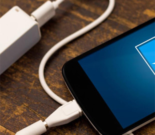 Чи можна залишати смартфон на зарядці на всю ніч: що кажуть виробники