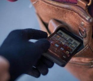 В Киеве на Троещине вор отнял телефон у 13-летней девочки