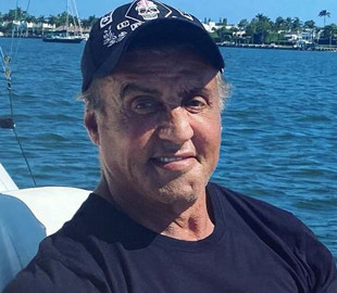 Сталлоне повеселил фанов прогулкой с необычным питомцем: "Что случилось с моей собакой?"