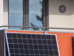 Сонячна панель на балконі: прості рішення для автономного живлення техніки