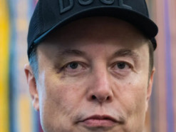 Ілон Маск з'явився на прощальній пресконференції з підбитим оком: що сталося