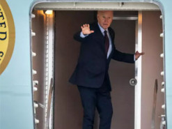 Журналістів попросили не розбирати на сувеніри речі з літака президента США