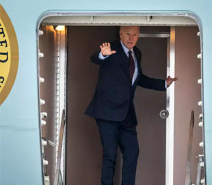 Журналістів попросили не розбирати на сувеніри речі з літака президента США