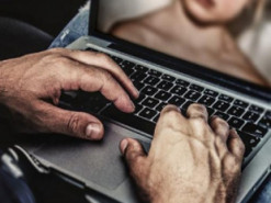 Чоловік отримав 5 років пробаційного нагляду за зберігання дитячого порно на своєму комп’ютері