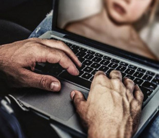 Чоловік отримав 5 років пробаційного нагляду за зберігання дитячого порно на своєму комп’ютері