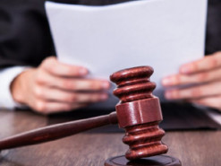 Львівський суд виніс вирок волонтеру, який продавав трофейну зброю для допомоги ЗСУ