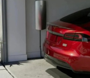 Tesla розробляє бездротову зарядку для електрокарів