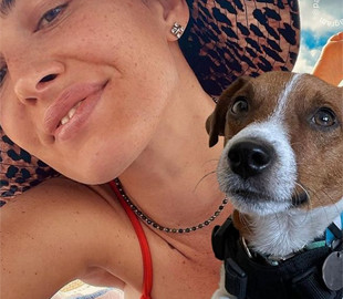 Пес Патрон поніжився на пляжі в компанії Даші Астаф'євої