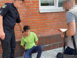 Чоловіку повідомили про підозру у виготовленні та розповсюдженні порно і домаганні дитини для сексуальних цілей