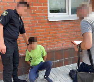 Чоловіку повідомили про підозру у виготовленні та розповсюдженні порно і домаганні дитини для сексуальних цілей