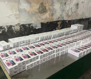 На кордоні з Польщею в українця вилучили майже 200 телефонів