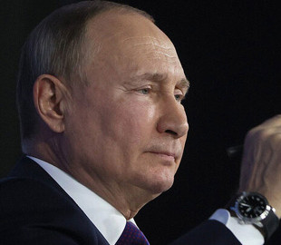 Український безпілотник у жовтні вдарив по стоянці гелікоптерів, де бував Путін – ЗМІ