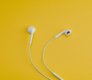 Молодь повернула моду на дротові навушники: чому AirPods уже не такі цікаві