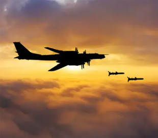 Мінімум 8 літаків споряджено ракетами: у мережі з'явилися нові супутникові знімки бази "Оленья"