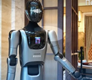 У китайському готелі гостей обслуговують гуманоїдні роботи