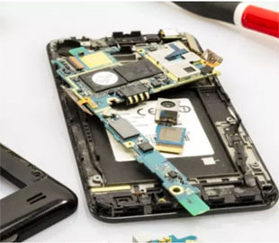 Ремонт смартфонов Samsung подешевеет вдвое благодаря переработанным материалам